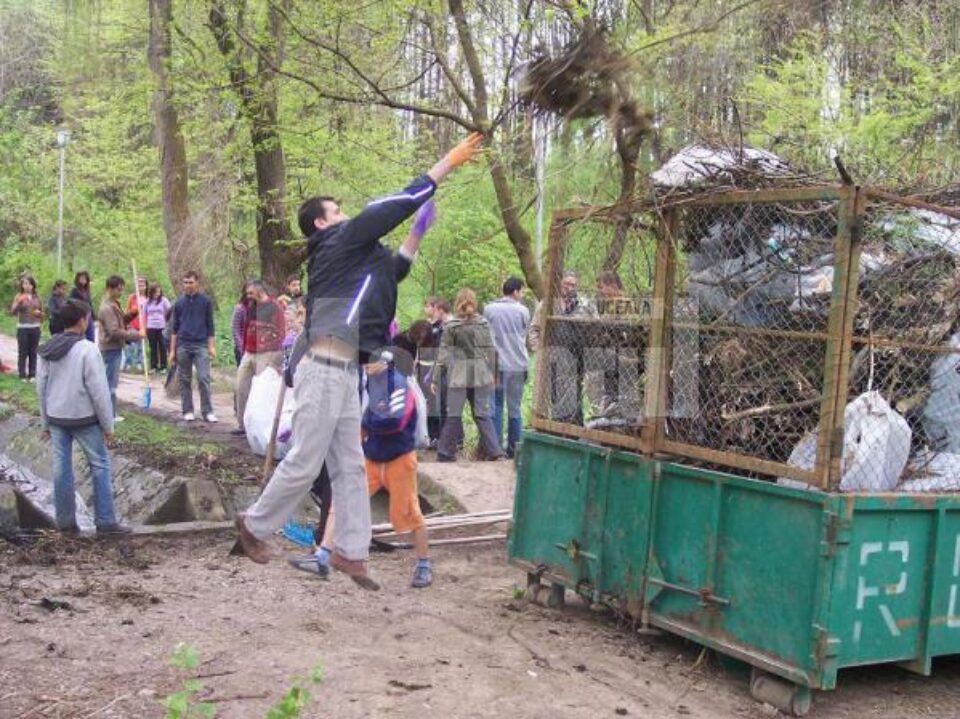 Cantități imense de gunoi au fost adunate din parcul Șipote