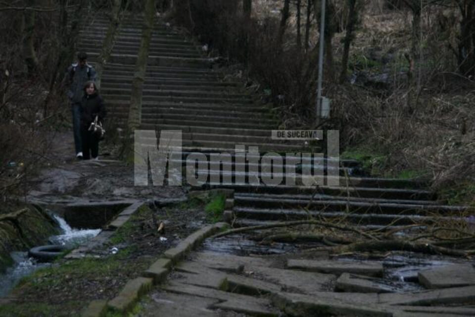 În Parcul Șipote există o rețea de șanțuri de evacuare a apelor de suprafață