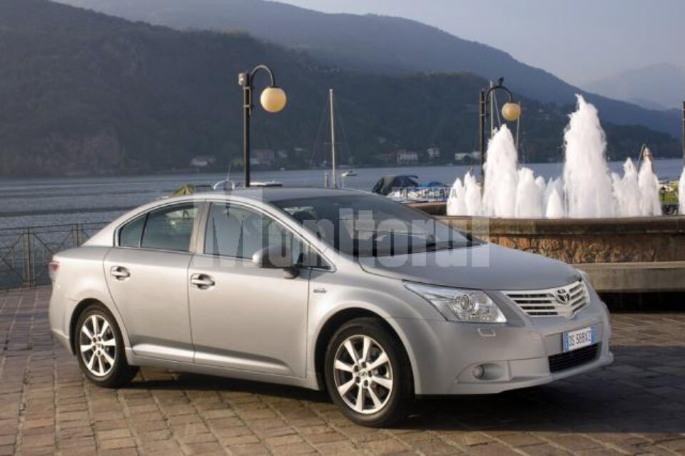 Toyota Avensis Sedán