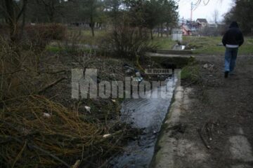 În Parcul Șipote există o rețea de șanțuri de evacuare a apelor de suprafață