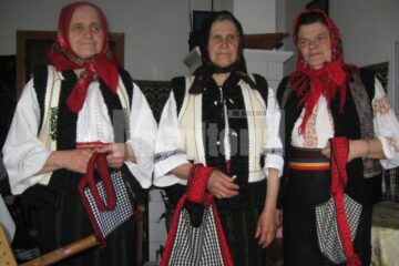 Elena Morar, Paraschiva Morar și Marta Juravle, mândre de trăistuțele pe care le fac