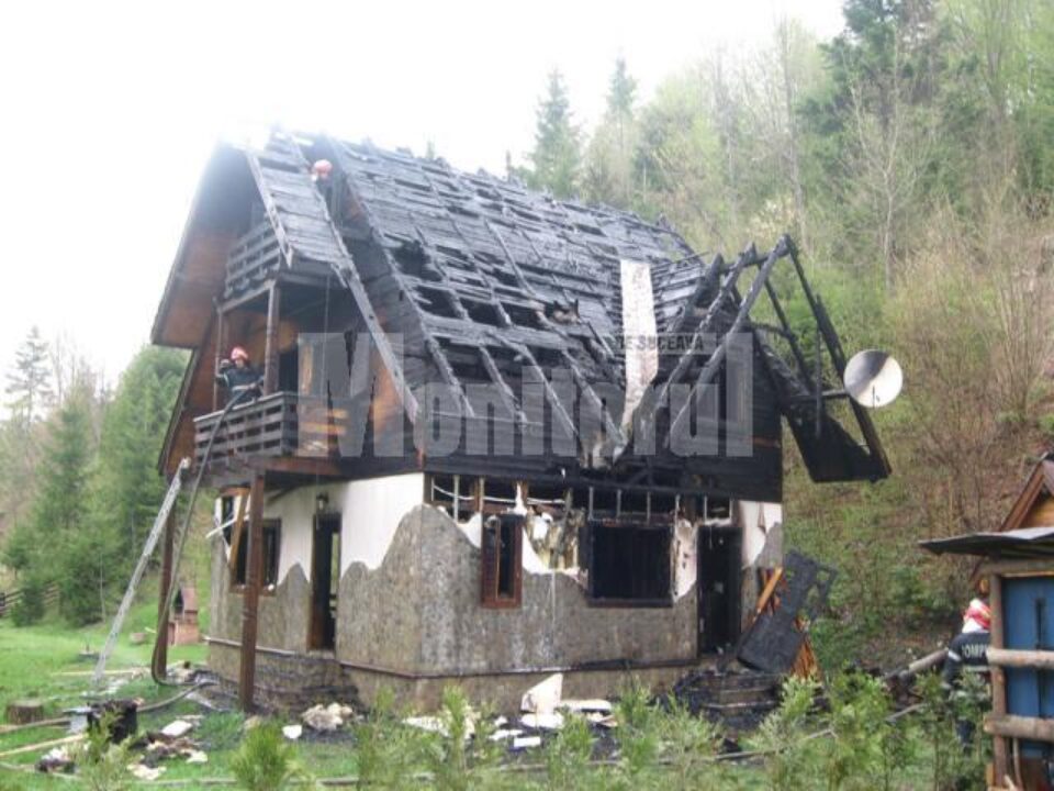 Cabana a ars ieri aproape în întregime