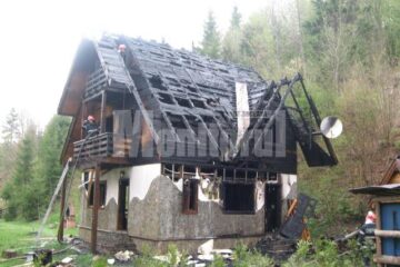 Cabana a ars ieri aproape în întregime