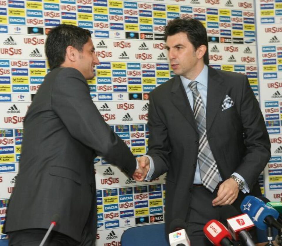 Răzvan Lucescu și Ionuț Lupescu au bătut palma pentru următorii doi ani și jumătate Răzvan Lucescu și Ionuț Lupescu au bătut palma pentru următorii doi ani și jumătate