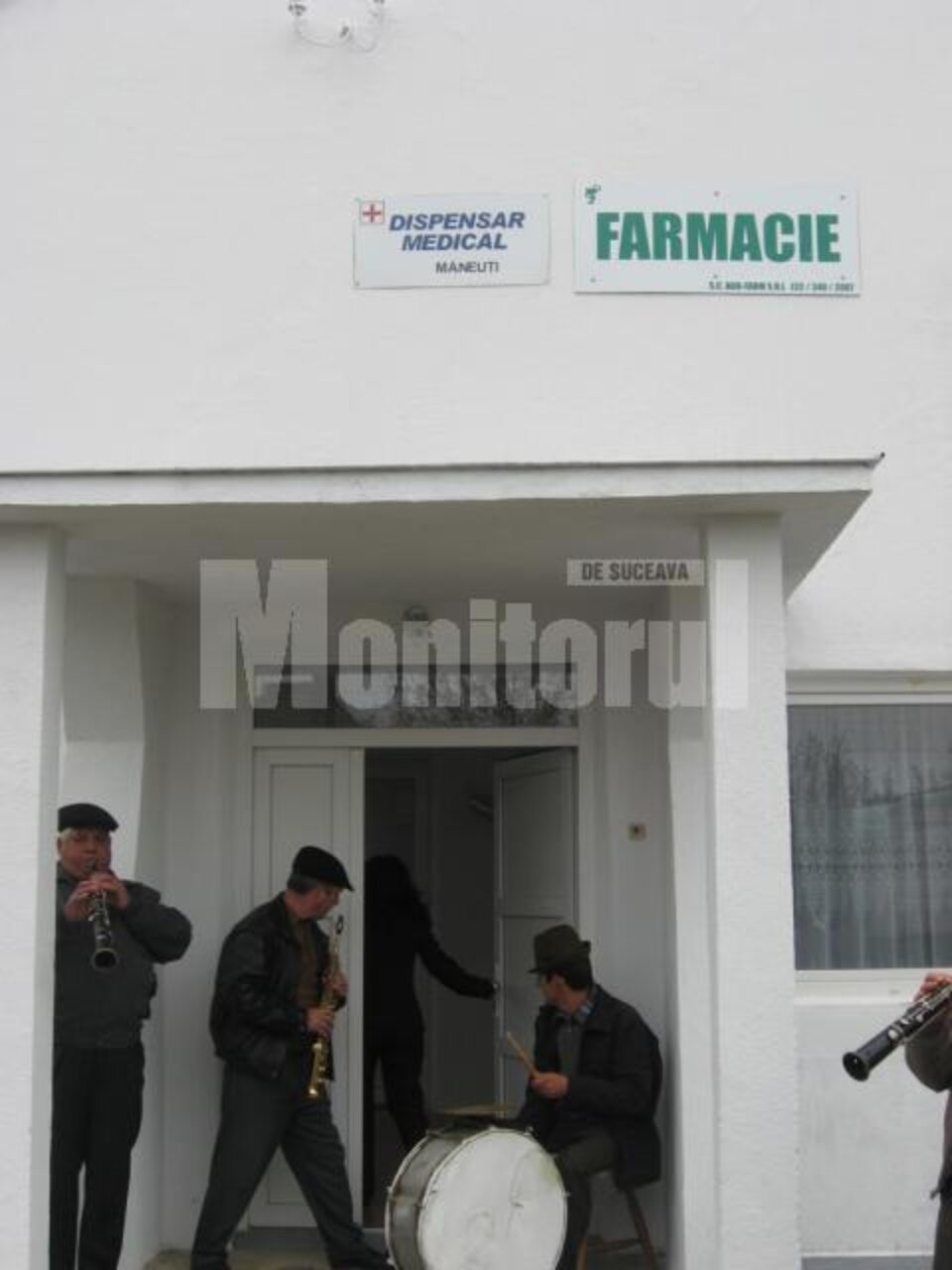 Bucuroși că au în sfârșit doctor în sat, măneuțenii au organizat, sâmbătă, o adevărată sărbătoare, cu fanfară și program artistic Bucuroși că au în sfârșit doctor în sat, măneuțenii au organizat, sâmbătă, o adevărată sărbătoare, cu fanfară și program artistic