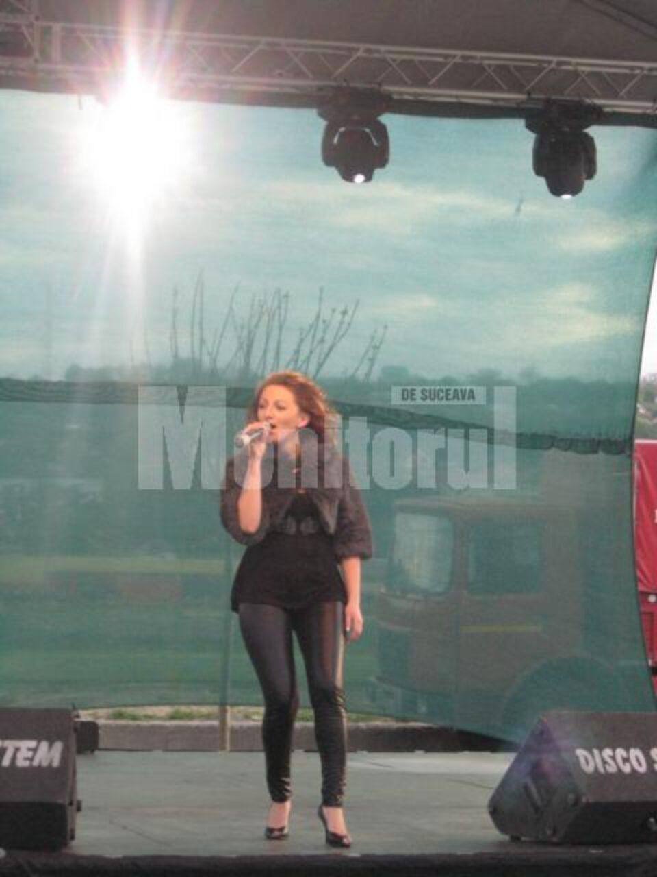 Paola a atras atenția spectatorilor ei cu o serie de melodii internaționale, interpretate cu talent Paola a atras atenția spectatorilor ei cu o serie de melodii internaționale, interpretate cu talent