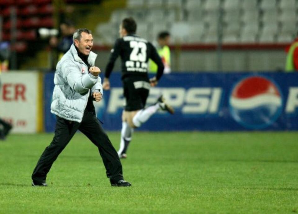 Mircea Rednic, antrenorul echipei Dinamo București, se bucură la finalul meciului cu CFR Cluj. Foto: MEDIAFAX Mircea Rednic, antrenorul echipei Dinamo București, se bucură la finalul meciului cu CFR Cluj. Foto: MEDIAFAX