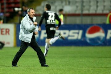 Mircea Rednic, antrenorul echipei Dinamo București, se bucură la finalul meciului cu CFR Cluj. Foto: MEDIAFAX Mircea Rednic, antrenorul echipei Dinamo București, se bucură la finalul meciului cu CFR Cluj. Foto: MEDIAFAX