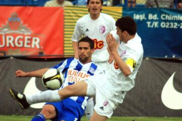 Nuno Viveiros (jos), de la Poli Iași, se luptă pentru balon cu doi adversari, în meciul cu FC Argeș. Foto: MEDIAFAX