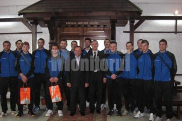 Echipa de handbal Universitatea Suceava și antrenorul Petru Ghervan, invitați, la Palatul Administrativ de președintele Gheorghe Flutur