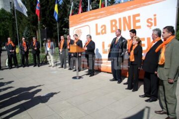 Europarlamentare: PD-L Suceava, debut de campanie în „Piața Uniunii Europene”