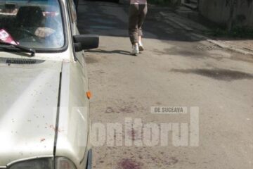 Petele de sânge de la fața locului stau mărturie pentru violența cu care a fost atacat bătrânul valutist