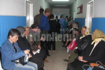 La ambulatoriul de specialitate din cadrul Spitalului Județean de Urgență, zeci de pacienți așteptau la coadă pentru a-și lua rețeta