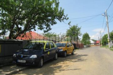 Mașină vopsită și inscripționată exact ca taxiurile autorizate