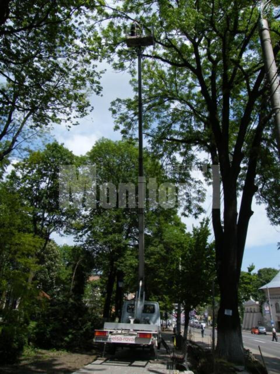 Utilajul special, cu braț telescopic, care se ridică la o înălțime de 22 de metri