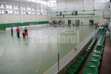 Suprafața de joc din sala Liceului cu Program Sportiv va fi revopsită pentru a putea găzdui finala Challenge Cup