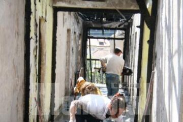 Flăcările au distrus acoperișul, mansarda și cele opt camere de la etaj