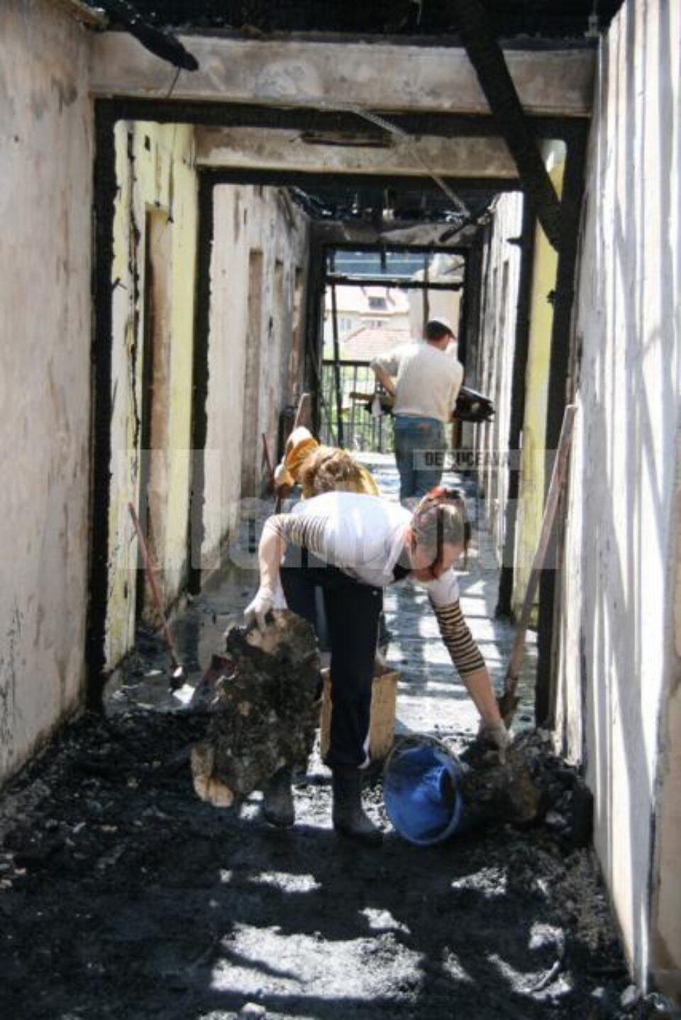 Flăcările au distrus acoperișul, mansarda și cele opt camere de la etaj Flăcările au distrus acoperișul, mansarda și cele opt camere de la etaj