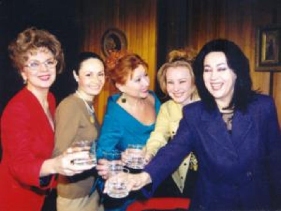 Actrițele din piesa de teatru „Cinci femei în tranziție”