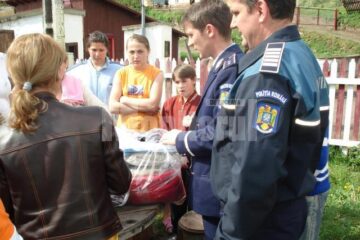 Polițiștii le-au donat copiilor treninguri, tricouri și încălțăminte