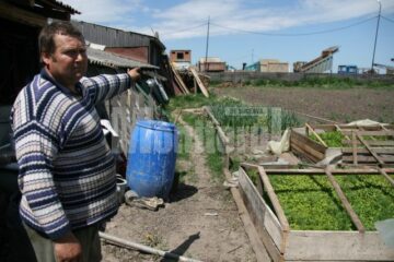 Marcel Ilincăi din Bursuceni dorește ca stația de sortare și utilajele să fie mutate la distanța prevăzută de lege față de casa lui