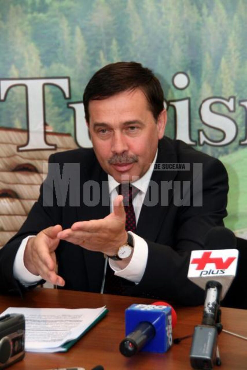 Gheorghe Pogea a vizitat, vineri, o fabrică de brânzeturi din Gura Humorului, construită prin programul SAPARD