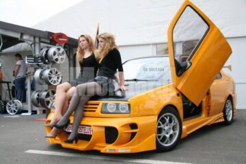 Mașini tunate, în parcarea Shopping City Suceava, în cadrul expoziției Tuning Time