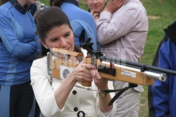 Monica Iacob Ridzi a tras cu o armă folosită de biatloniști