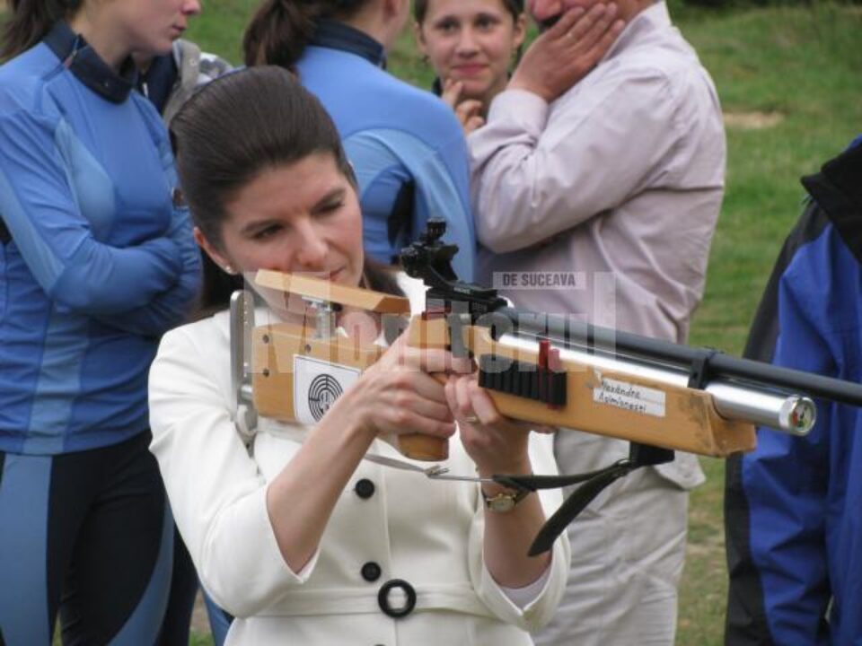 Monica Iacob Ridzi a tras cu o armă folosită de biatloniști