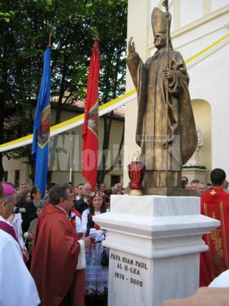 Statuia Papei Ioan Paul al II-lea din Suceava este singura statuie din România a Suveranului Pontif amplasată într-un spațiu public