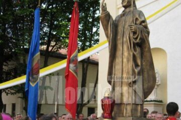 Statuia Papei Ioan Paul al II-lea din Suceava este singura statuie din România a Suveranului Pontif amplasată într-un spațiu public