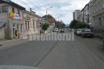 Șoferii trec prin Câmpulung în viteză, cu geamurile închise la mașini