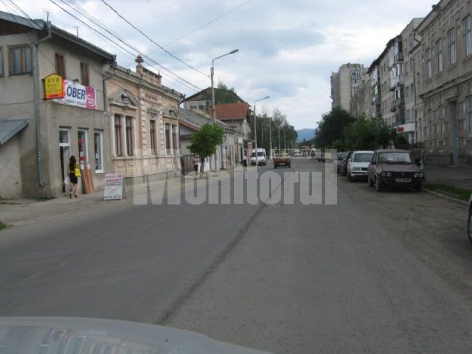 Șoferii trec prin Câmpulung în viteză, cu geamurile închise la mașini