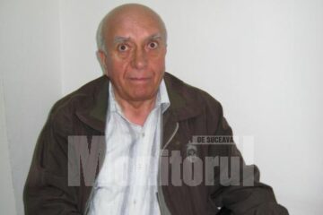 Mircea Guraliuc cu cartea recent scoasă de sub tipar
