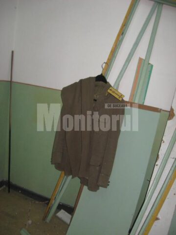 Uniformă abandonată în buncăr