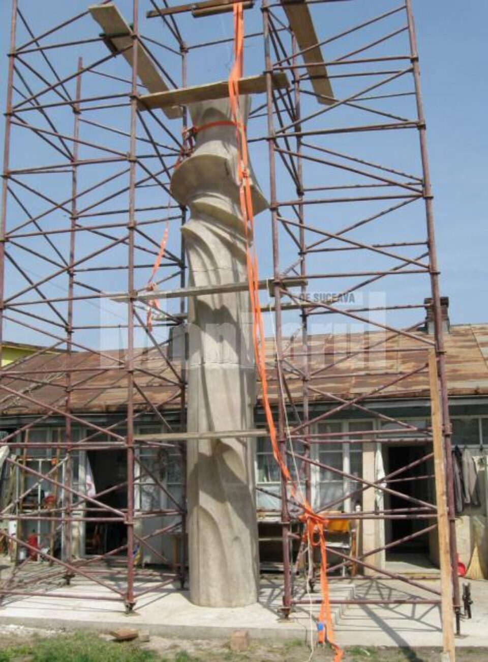 Corpul monumentului se înalță sub schela din curtea atelierului de pe Strada Cernăuți Corpul monumentului se înalță sub schela din curtea atelierului de pe Strada Cernăuți