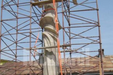 Corpul monumentului se înalță sub schela din curtea atelierului de pe Strada Cernăuți