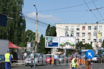 De ieri după-amiază, traficul rutier pe bulevardul principal este restricționat, chiar în dreptul Primăriei Suceava