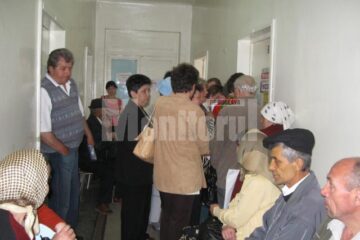La cabinetul de Oncologie din Policlinică, pacienții așteaptă ore în șir pentru a fi consultați