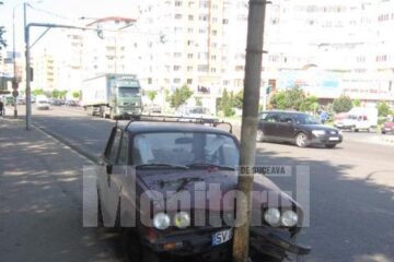Autoturismul Dacia a ajuns în stâlpul electric de la marginea bulevardului