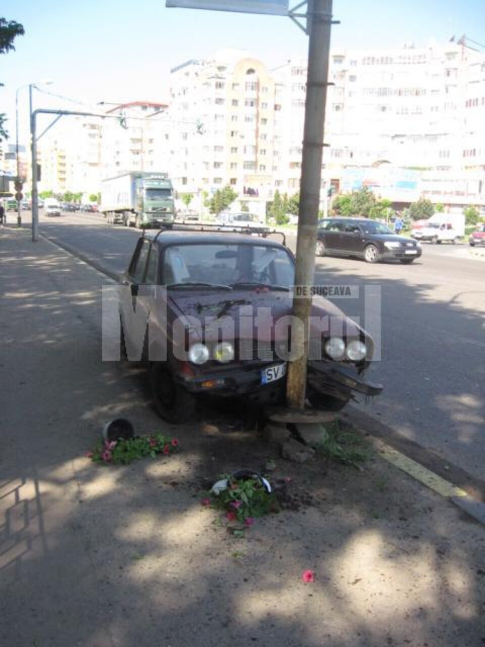 Autoturismul Dacia a ajuns în stâlpul electric de la marginea bulevardului