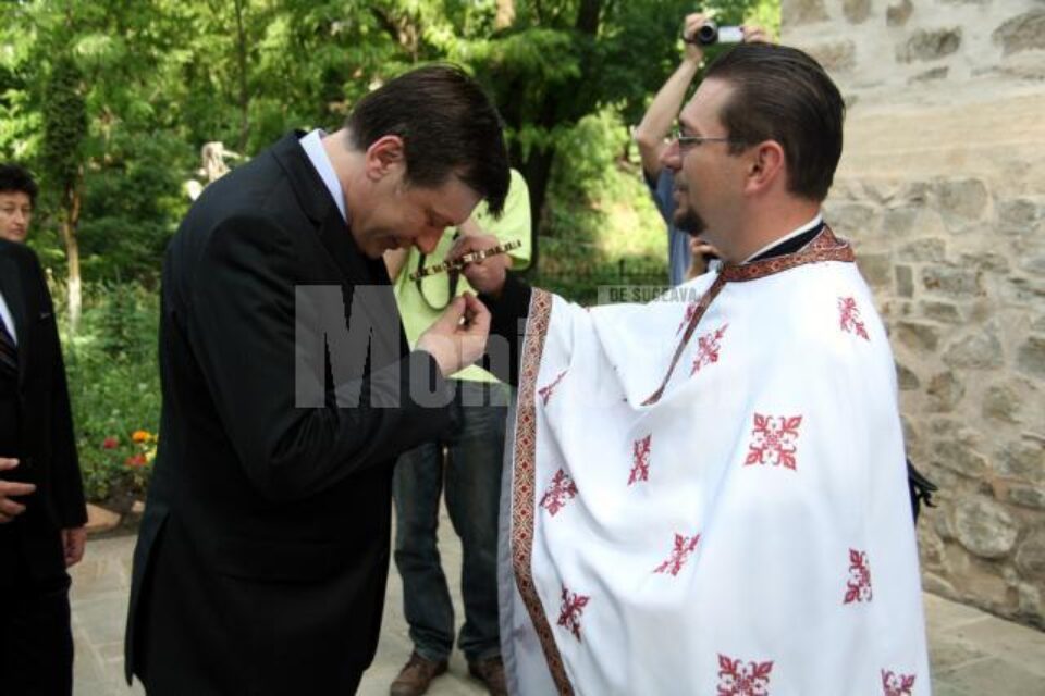 Crin Antonescu a primit binecuvântarea preotului paroh al bisericii Mirăuți din Suceava pentru a avea succes în activitatea sa