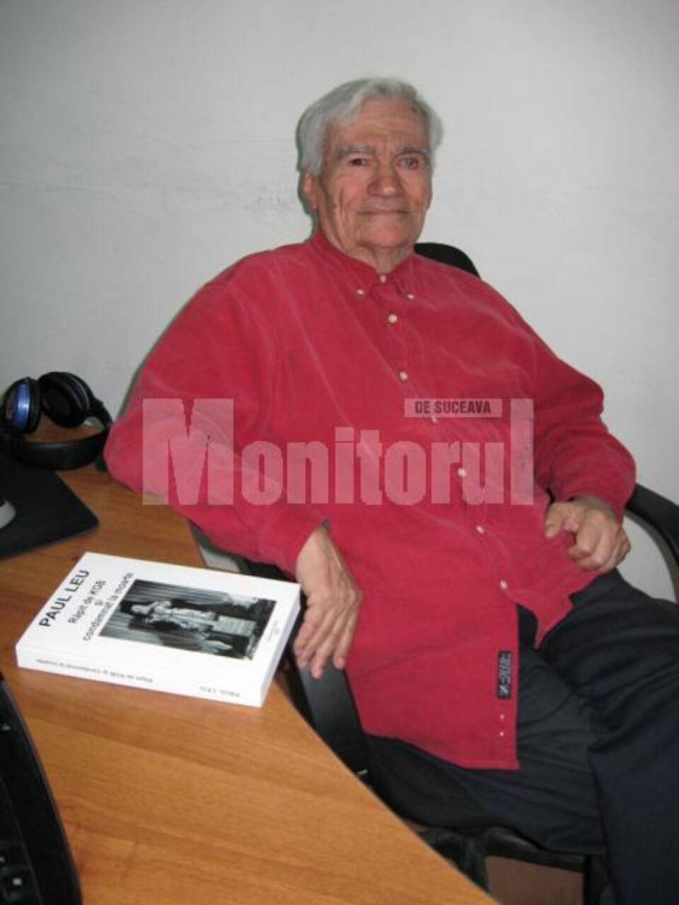 Paul Leu în redacția „Monitorului de Suceava” cu volumul „Răpit de KGB și condamnat la moarte” Paul Leu în redacția „Monitorului de Suceava” cu volumul „Răpit de KGB și condamnat la moarte”
