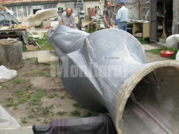 Cele două tronsoane ale monumentului sunt aproape finalizate în curtea atelierului