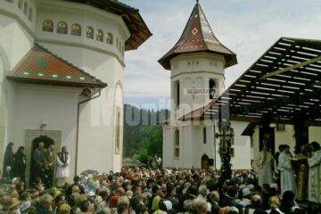 Puzderie de lume la sfințirea bisericii Izvorul Tămăduirii din Câmpulung