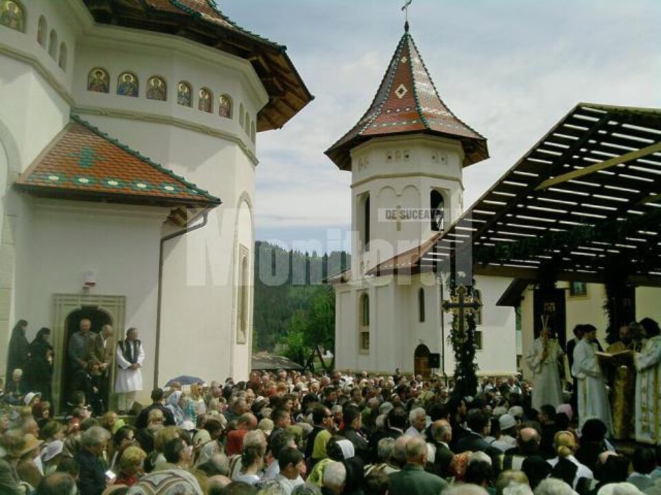 Puzderie de lume la sfințirea bisericii Izvorul Tămăduirii din Câmpulung