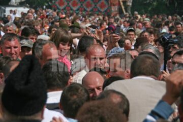 Primul om al țării nu a ratat la Bucșoaia baia de mulțime