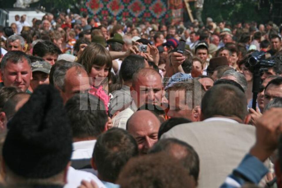 Primul om al țării nu a ratat la Bucșoaia baia de mulțime