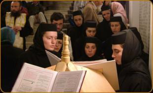 Lecția de religie: Intrarea călugărițelor în altar nu este un drept, ci un „pogorământ”