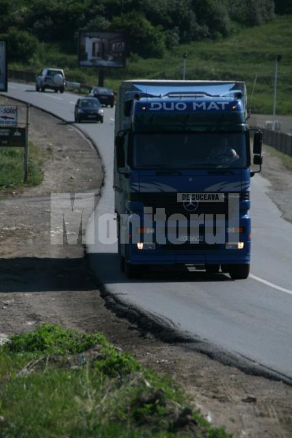 Diferența mare de nivel dintre sosea și acostament, pericol iminent în trafic